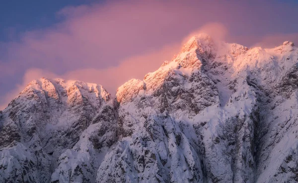 Alba Montagna Ricoperta Neve Fresca — Foto Stock