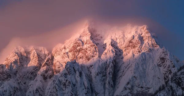 Ανατολή Ηλίου Στα Βουνά Καλυμμένη Φρέσκο Χιόνι — Φωτογραφία Αρχείου