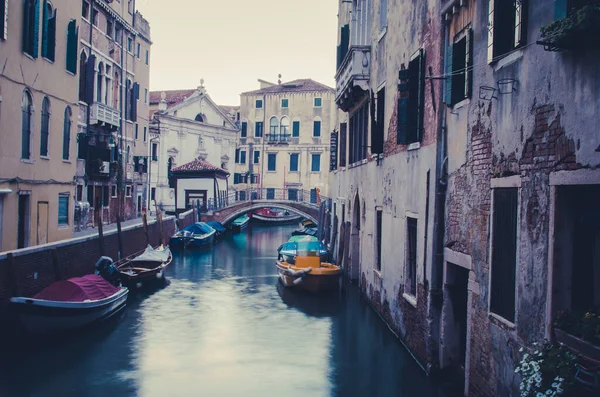 イタリアのヴェネツィアの街でムーディデー 美しいルネサンス様式の建物 — ストック写真
