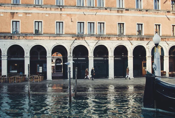 イタリアのヴェネツィアの街でムーディデー 美しいルネサンス様式の建物 — ストック写真