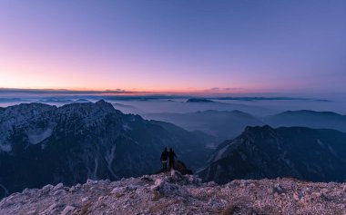Julian Alpleri 'nin uçsuz bucaksız arazisinde yürüyüş. Fotoğraf gün batımında Mojstrovka dağının tepesinden çekildi..