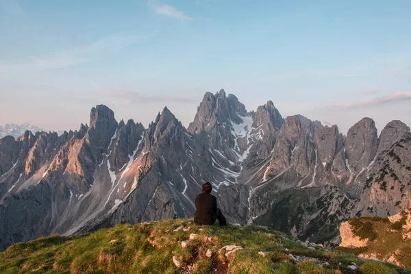 Zelfportret Bij Verbazingwekkend Landschap Vroege Ochtend Bergketen Van Dolomieten Met — Stockfoto