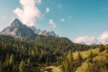 Sabahın erken saatlerinde Dolomitlerin sıradağlarında inanılmaz bir manzara.