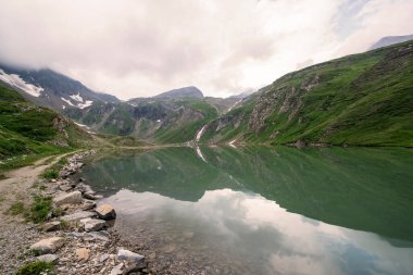 Sunset 'teki Limedes Gölü' ndeki Dolomitlerin büyüleyici yansımaları. Dramatik akşamın canlı ve parlak renkleri.