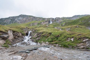 Sunset 'teki Limedes Gölü' ndeki Dolomitlerin büyüleyici yansımaları. Dramatik akşamın canlı ve parlak renkleri.