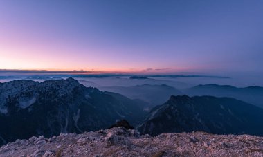 Julian Alpleri 'nin uçsuz bucaksız arazisinde yürüyüş. Fotoğraf gün batımında Mojstrovka dağının tepesinden çekildi..