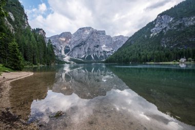 Alp Gölü Braies 'deki Dolomitlerin Panoraması