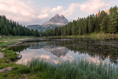 Antorno Gölü 'ndeki Dağ Yansıması Dolomitler' de, lago di Misurina 'nın hemen üstünde.