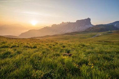 Dolomites passo haliyle Panoraması dağ di (dağ geçidi Giau haliyle) Giau. Hemen sonra güneşin doğuşunu pası üstünden çekilmiş bir fotoğrafı.