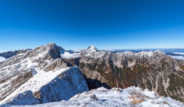 Bir yaz günü dağdaki göle bakıyorum.. 