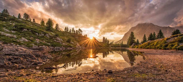 Fascinantes Reflejos Las Montañas Dolomitas Lago Limedes Atardecer Los Colores —  Fotos de Stock