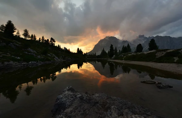 Reflexões Fascinantes Das Montanhas Dolomitas Lago Limedes Pôr Sol Cores — Fotografia de Stock