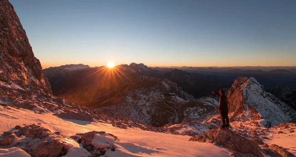 Epic Sunset Winter Mountains Male Hiker Waiting Sun Mountains Fantastic — Stock Photo, Image