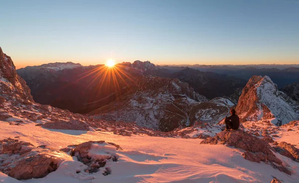 Epische Zonsondergang Winter Bergen Mannelijke Wandelaar Wachten Zon Gaan Achter — Stockfoto