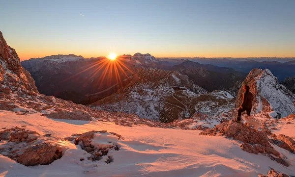 在冬天山上的史诗日落 男性的徒步旅行者等待着太阳去后山地区 在朱利安阿尔卑斯山中的亮丽风景 — 图库照片