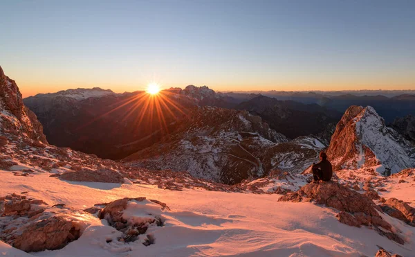 Epische Zonsondergang Winter Bergen Mannelijke Wandelaar Wachten Zon Gaan Achter — Stockfoto