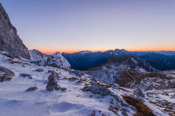 日没直後の夜の冬の山の風景 — ストック写真