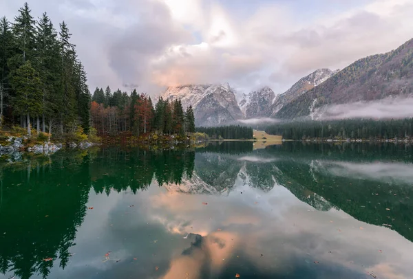 Kaunis Kohtaus Lago Fusinessa Syksyn Maisema Fusine Järvellä Pohjois Italiassa — kuvapankkivalokuva