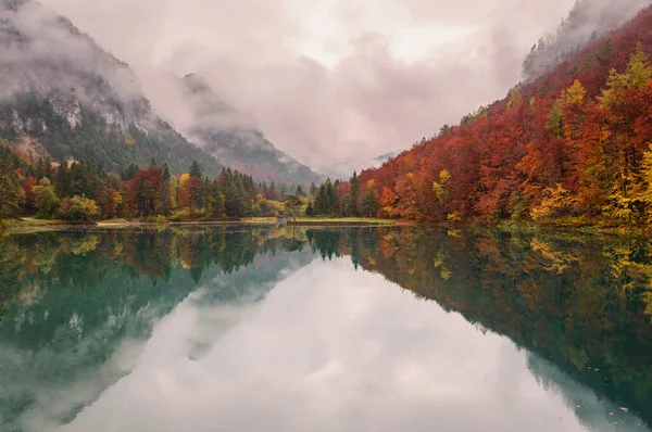 在翡翠湖秋天的几点思考 位置是在斯洛文尼亚的 Zavrsnica — 图库照片