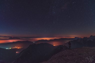 Julian Alps dağlarında gün batımı ve yıldızlar. Dağlarda huzur ve dostluk.