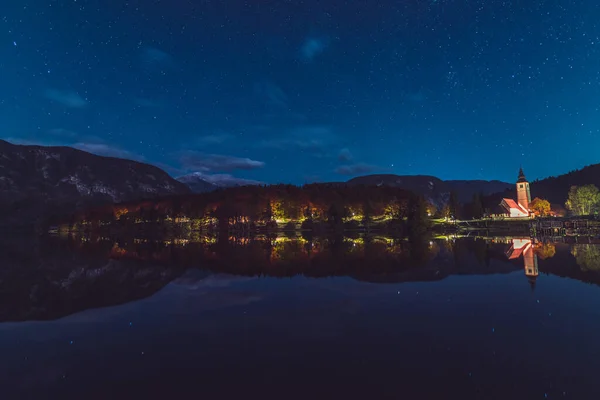 Reflexões Noturnas Igreja Ponte Floresta Outono Lago Bohinj — Fotografia de Stock