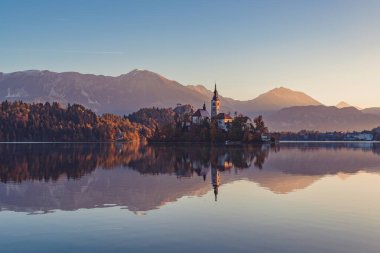 Göl güneş doğarken kan kaybından öldü. Kilise, kale ve dağların sabah güneşin keyfini vardır