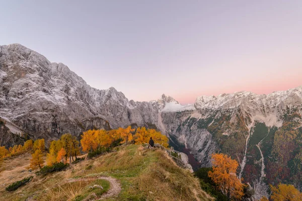 Sonnenaufgang Den Herbstlichen Bergen Einem Schönen Sonnigen Tag — Stockfoto