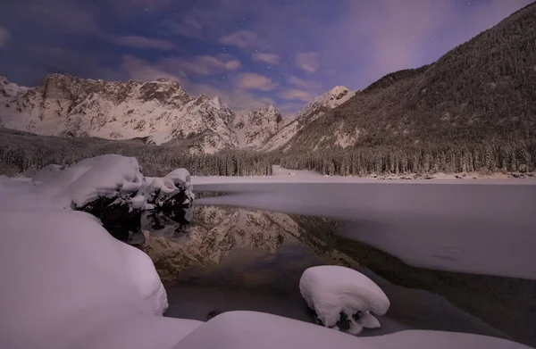 冬夜抚仙湖和万加山 — 图库照片