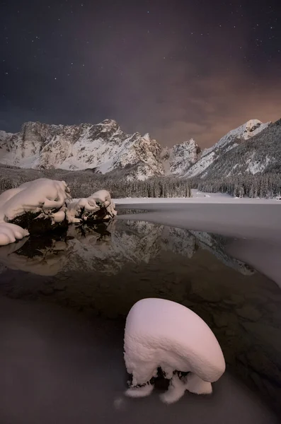 Fusine Gölleri Mangart Dağı Kış Gecesinde — Stok fotoğraf