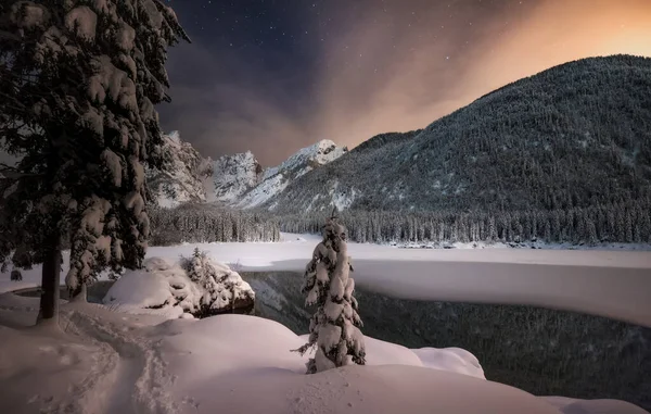Jeziora Fusine Góra Mangart Zimową Noc — Zdjęcie stockowe