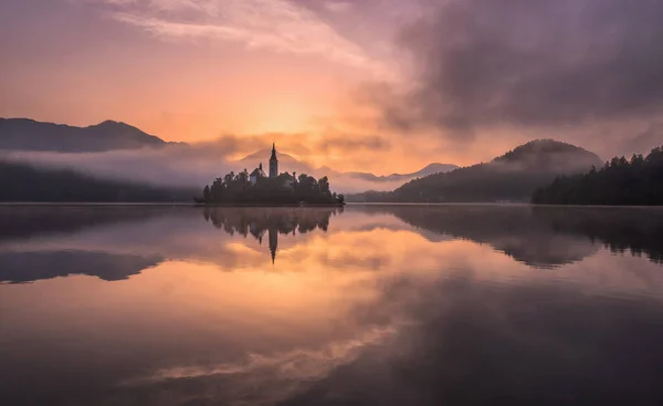 在一个多雾的夏日早晨 在一个五彩缤纷的日出上 湖面被吹着 — 图库照片