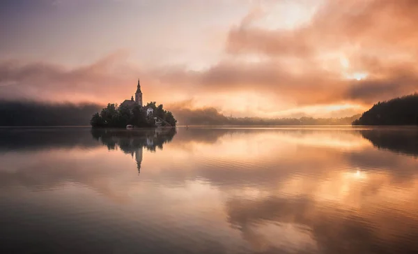 Jezioro Krwawiło Mglisty Letni Poranek Kolorowym Wschodzie Słońca — Zdjęcie stockowe