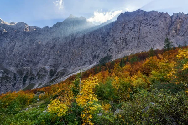 Julian Alps dağlarındaki Vrata Vadisi 'nde güzel bir sonbahar günü.