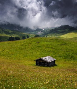 Dolomitlerdeki Seiser Alm 'daki kır evleri ve manzaralar.