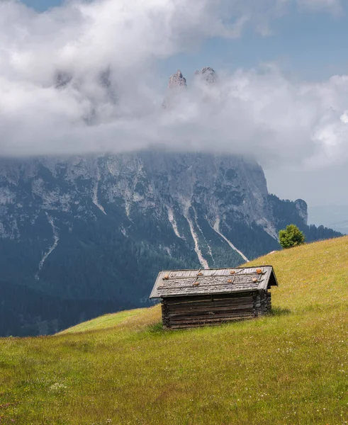 Cabañas Paisajes Seiser Alm Las Dolomitas —  Fotos de Stock