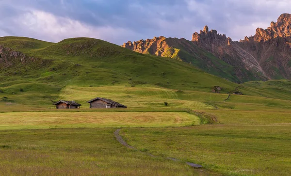 Chaty Alpe Siusi Při Východu Slunce Dolomitech — Stock fotografie