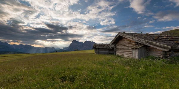 Vendégházak Alpe Siusi Napkeltekor Dolomitokban — Stock Fotó