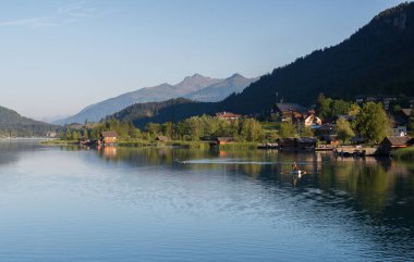 Weissensee Gölü 'nde bir sabah ve bir köy