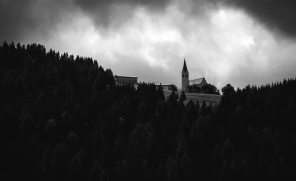 Kirche Unter Den Bergen — Stockfoto