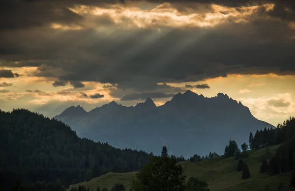 Гірські Силуети Заході Сонця — стокове фото