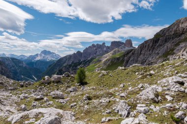 Güneşli bir günde Tre Cime di Lavaredo