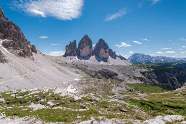 Güneşli bir günde Tre Cime di Lavaredo