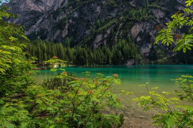 Yaz mevsiminde Dolomitlerde Braies Gölü