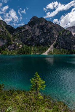 Yaz mevsiminde Dolomitlerde Braies Gölü