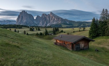 Dolomitlerdeki Alpe di Siusi 'de gün doğumu