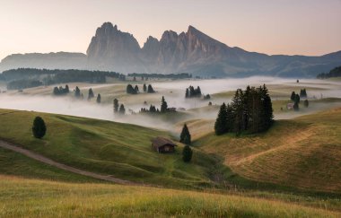 Yaz gündoğumu Dolomitler dağlarında