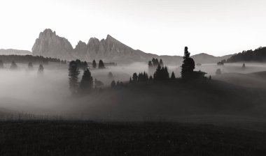 Yaz gündoğumu Dolomitler dağlarında