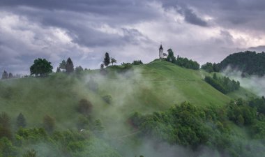 Kasvetli ve fırtınalı bir günde tepedeki Jamnik Kilisesi