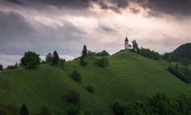 Kasvetli ve fırtınalı bir günde tepedeki Jamnik Kilisesi