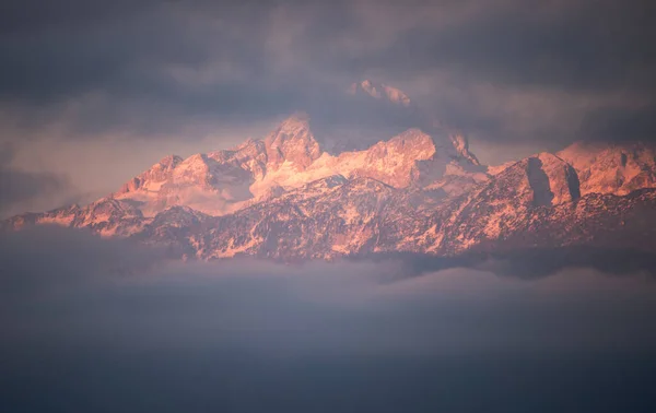 슬로베니아의 줄리언 알프스 산맥에 첫눈이 내리다 — 스톡 사진